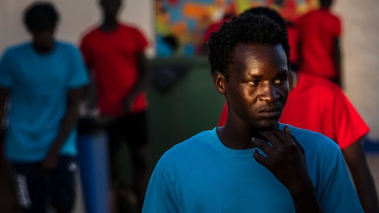 멜리야 이주민센터의 수단 이주민. 지난 6월 24일 멜리야에서 최소 23명의 이주민이 숨졌다.