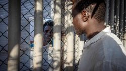 Un migrant dans un centre de rétention à Melilla après avoir traversé le Maroc
