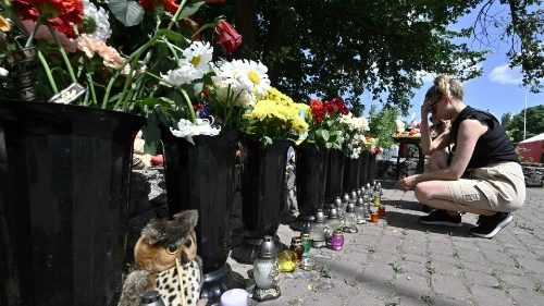 Папа назвав «варварським» обстріл торгового центру в Кременчуку