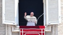 Papež Frančišek pozdravlja vernike na Trgu sv. Petra