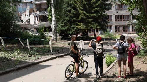 Schüler vor ihrer durch russische Bombenangriffe teilweise zerstörten Schule in Kostyantynivka, Region Donetsk (Archivbild vom Juli 2022)