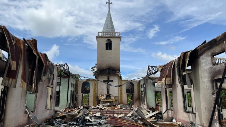 폭격을 맞은 미얀마의 한 성당