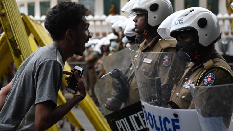 Protestierende und Polizisten in Sri Lanka