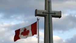 Die kanadische Flagge weht hinter dem Croix du sacrifice, einer Gedenkstätte für die in den beiden Weltkriegen und im Koreakrieg gefallenen Soldaten in Quebec, Kanada.