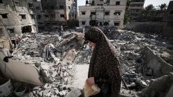 가자 지구의 폐허가 된 도시의 한 여성