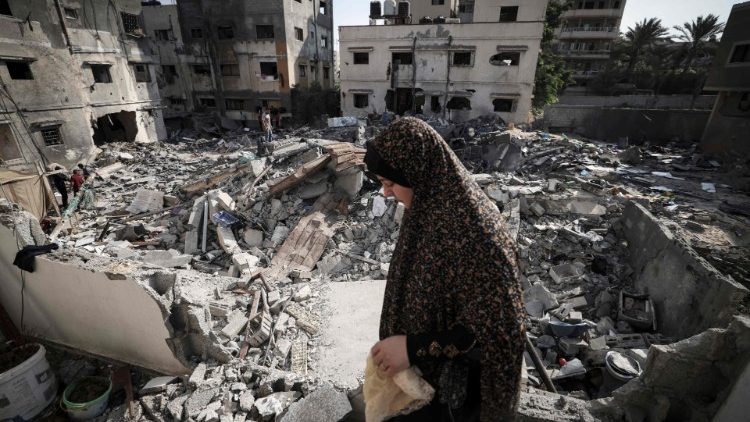 가자 지구의 폐허가 된 도시의 한 여성