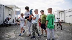 Ukrainische Kinder spielen in der Aufnahmestelle am früheren Flughafen Tempelhof in Berlin (Archivbild)