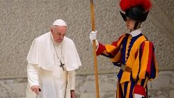 Der Papst und ein Schweizergardist