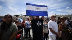 Fiel com a bandeira da Nicarágua durante a oração do Angelus 