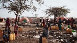 Sfollati somali attendono un carico di acqua potabile