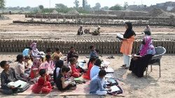 पाकिस्तान में ईंट बनाने वालों के बच्चे पढ़ाई करते हुए