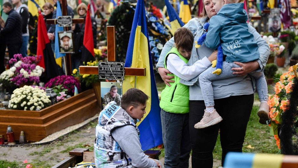 Família chora perda de combatente ucraniano no cemitério de Lviv. (Photo Yuriy Dyachyshyn/AFP)
