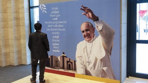 Cartelloni in attesa della visita del Papa in Bahrein
