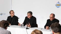 Bischof Matthieu Rougé (rechts) zusammen mit Bischof Eric de Moulins-Beaufort (Mitte) und Bischof Nicolas Brouwet von Nimes