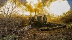 Soldiers in the Russian-Ukrainian war fire towards enemy positions