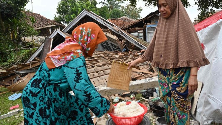Women outside collapsed buildings due to the Java earthquake