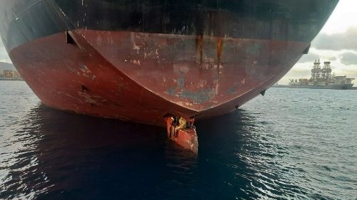 Trei bărbați nigerieni care au petrecut 11 zile în mare, pe cârma unui petrolier, pentru a ajunge din Nigeria în Las Palmas (în Insulele Canare) 