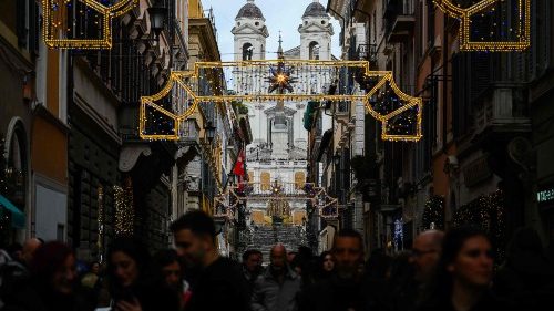 Weihnachten 2022: In der Innenstadt erledigen Römer und Touristen noch die letzten Weihnachseinkäufe