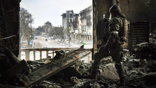 Soldati russi a Mariupol, città devastata dai combattimenti dove sono state trovate migliaia di sepolture