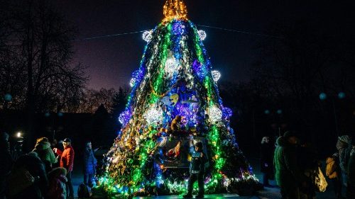 Weihnachtsbaum aus Militärnetzen in Mykolaiw, am Montag