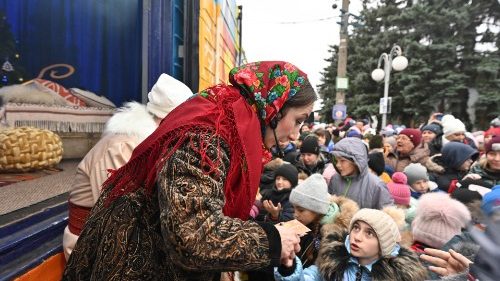 Bambini ucraini ricevono doni per Natale dall'Unicef 