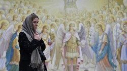 Eine Frau vor dem St. Michaelskloster in Kyiv, Sitz der Orthodoxen Kirche der Ukraine