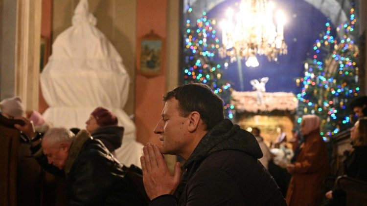 लविव के गिरजाघर में 15 अगस्त को प्रार्थना करते विश्वासी