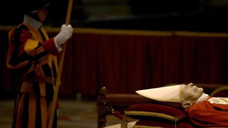 Totenwache für Benedikt XVI.