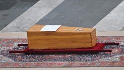 O caixão com os restos mortais de Bento XVI no cemitério da Piazza San Pietro