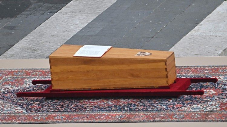 O caixão com os restos mortais de Bento XVI no cemitério da Piazza San Pietro