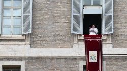 Papa Francisco na janela do apartamento pontifício durante sua alocução antes de rezar o Angelus
