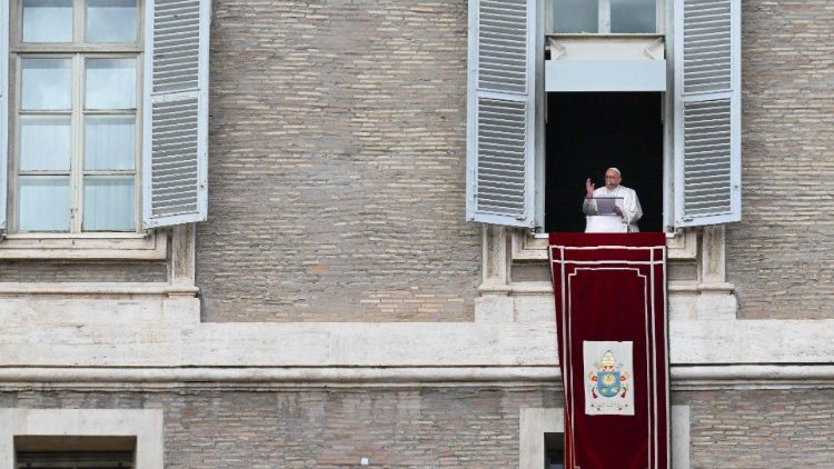 Papa Francisco na janela do apartamento pontifício durante sua alocução antes de rezar o Angelus