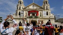 Gläubige vor der Kathedrale in Manila, Hauptstadt der Philippinen