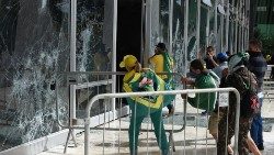 Nasilnici su uništili prozor Vrhovnog suda u Braziliji (Vatican News)