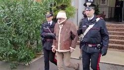 Am Montag in Palermo verhaftet: Mafiaboss Matteo Messina Denaro wird abgeführt