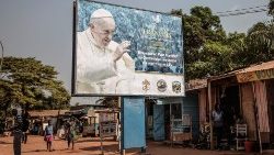 Óriásposzter Ferenc pápa kongói látogatásáról