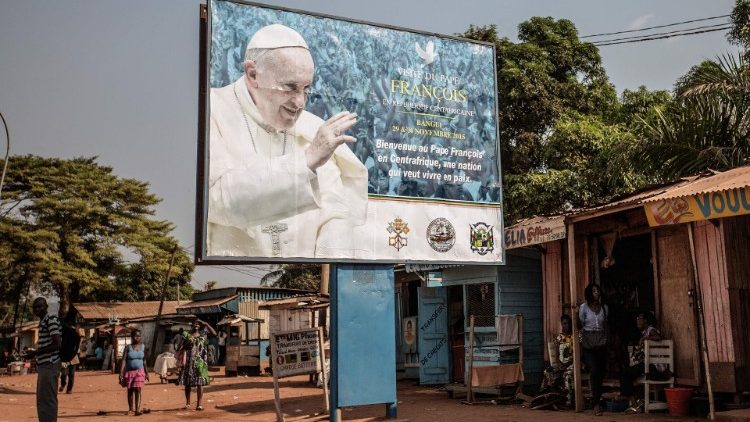 Óriásposzter Ferenc pápa kongói látogatásáról