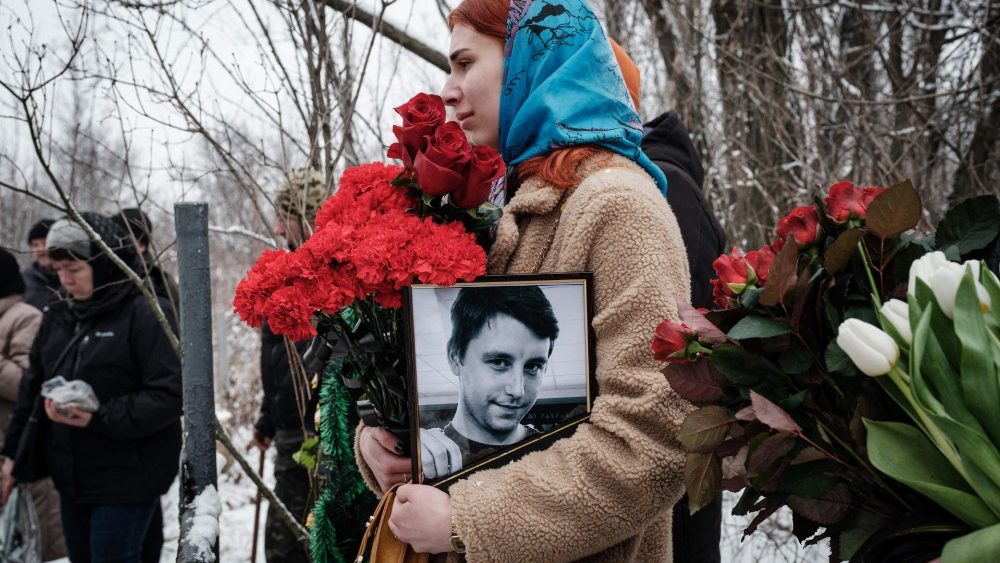 Ucraniana no sepultamento de soldado de 28 anos morto em Bakmut (Photo by Yasuyoshi Chiba/AFP)