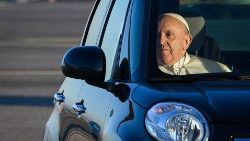 Папа Францішак па дарозе ў аэрапорт перад замежным візітам. Ілюстрацыйнае фота