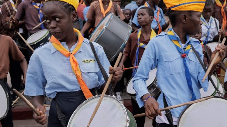 Pfadfinder begrüßten Papst Franziskus bei der Ankunft am Flughafen mit Trommelmusik 