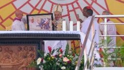 Geschenkaustausch nach der Messe: Papst Franziskus und Kardinal Fridolin Ambongo Besungu