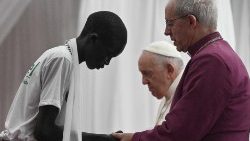 Ferenc pápa a dél-szudáni kitelepítettek egy fiatal képviselőjével