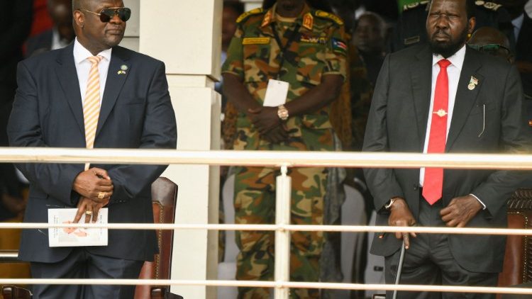 Vice President Riek Machar (L) and President Salva Kiir (R) attend Pope Francis' Mass in Juba.