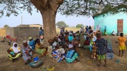 Flüchtlinge sitzen unter einem Baum in Bawko, Ghana