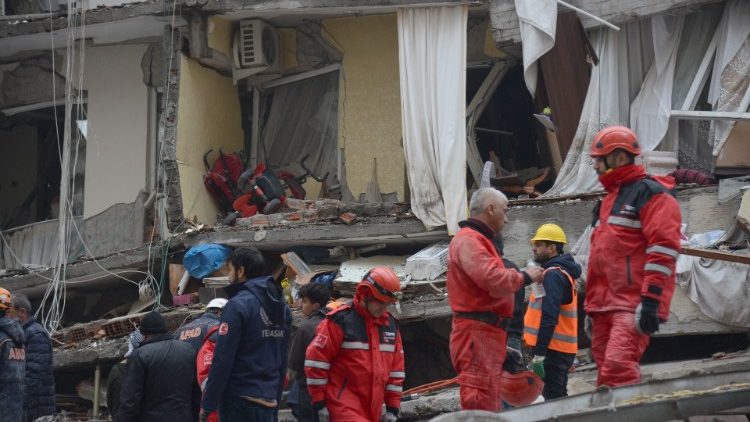 מחלצים ומתנדבים בבניין הרוס בטורקיה