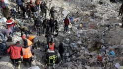 Đội cứu hộ tìm kiếm các nạn nhân và những người sống sót sau động đất ở Aleppo, Syria
