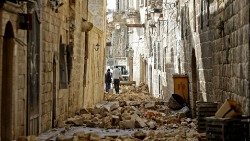 Foto mostra escombros na cidade velha de Aleppo em 7 de fevereiro de 2023 após um terremoto mortal. - O Crescente Vermelho Sírio apelou aos países ocidentais para suspender as sanções e fornecer ajuda depois que um forte terremoto matou mais de 1.600 pessoas em todo o país devastado pela guerra. (Foto de Louai Beshara/AFP)