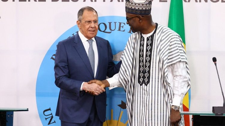 Le chef de la diplomatie russe, Sergueï Lavro,v et le ministre malien des Affaires étrangères, Abdoulaye Diop, le 7 février 2023 à Bamako. 