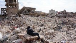 Residente sírio entre os escombros deixados pelo terremoto que atingiu a Síria e a Turquia em fevereiro deste ano