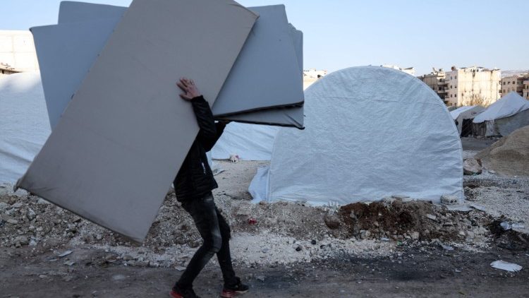 Afrin in der Provinz Aleppo, 16. Februar: Obdachlos gewordene Menschen erhalten Matratzen von einer NGO 